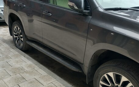 Toyota Land Cruiser Prado 150 рестайлинг 2, 2022 год, 6 000 000 рублей, 2 фотография