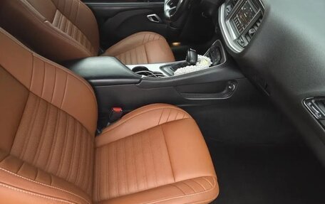 Dodge Challenger III рестайлинг 2, 2022 год, 4 990 000 рублей, 5 фотография