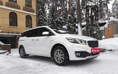 KIA Carnival III, 2016 год, 2 700 000 рублей, 2 фотография