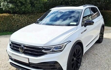 Volkswagen Tiguan II, 2022 год, 2 600 000 рублей, 1 фотография