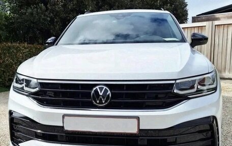 Volkswagen Tiguan II, 2022 год, 2 600 000 рублей, 2 фотография