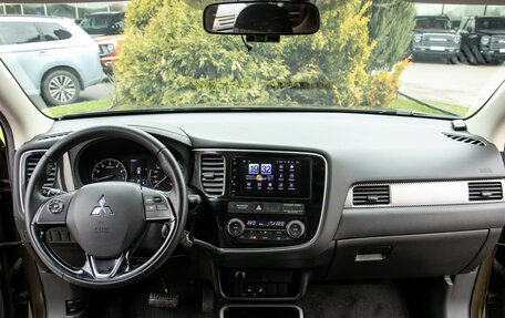 Mitsubishi Outlander III рестайлинг 3, 2018 год, 2 048 000 рублей, 10 фотография