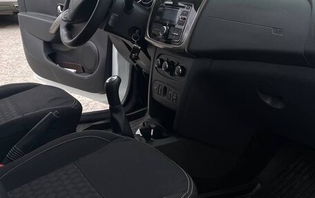 Renault Logan II, 2015 год, 890 000 рублей, 4 фотография