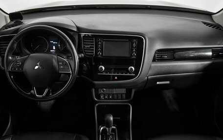 Mitsubishi Outlander III рестайлинг 3, 2020 год, 2 449 000 рублей, 15 фотография