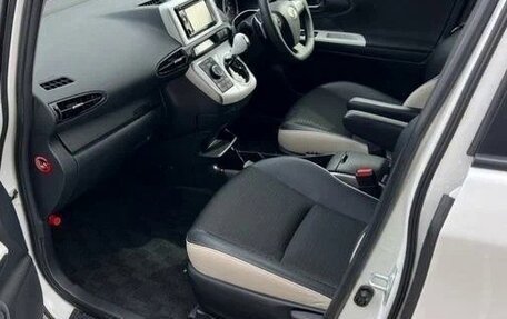 Toyota Wish II, 2017 год, 1 315 000 рублей, 12 фотография