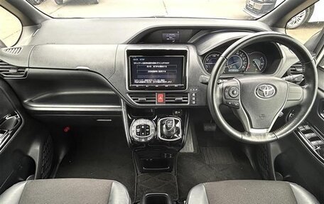 Toyota Noah III, 2021 год, 2 113 000 рублей, 8 фотография