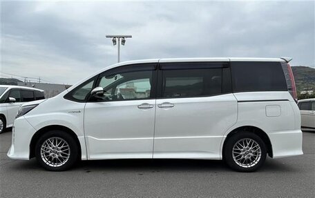 Toyota Noah III, 2021 год, 2 113 000 рублей, 2 фотография