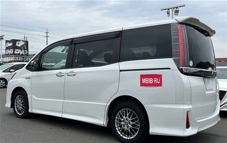 Toyota Noah III, 2021 год, 2 113 000 рублей, 3 фотография