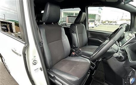 Toyota Noah III, 2021 год, 2 113 000 рублей, 18 фотография