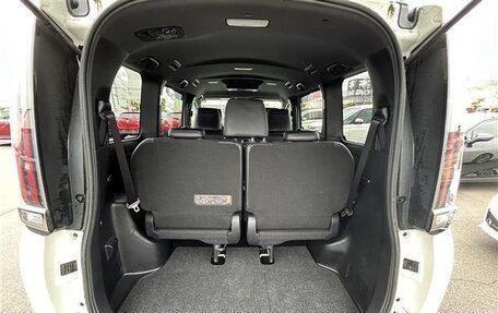 Toyota Noah III, 2021 год, 2 113 000 рублей, 28 фотография