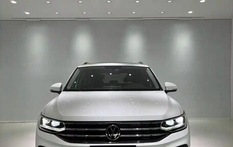 Volkswagen Tiguan II, 2023 год, 2 800 001 рублей, 2 фотография