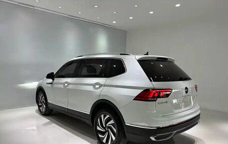 Volkswagen Tiguan II, 2023 год, 2 800 001 рублей, 4 фотография