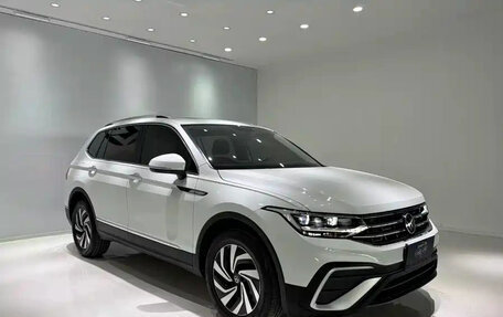 Volkswagen Tiguan II, 2023 год, 2 800 001 рублей, 3 фотография