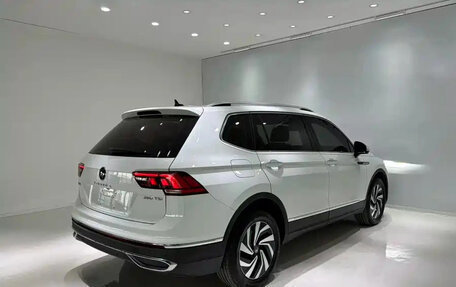Volkswagen Tiguan II, 2023 год, 2 800 001 рублей, 6 фотография