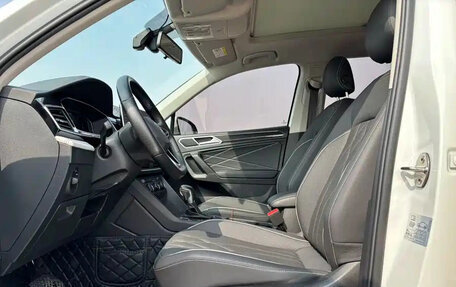 Volkswagen Tiguan II, 2023 год, 2 800 001 рублей, 10 фотография