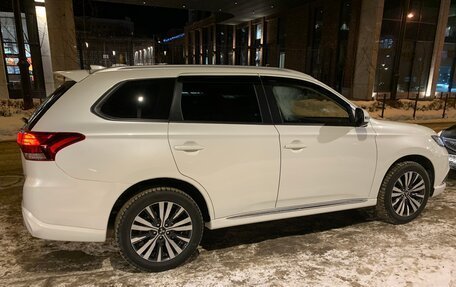 Mitsubishi Outlander III рестайлинг 3, 2022 год, 2 650 000 рублей, 2 фотография