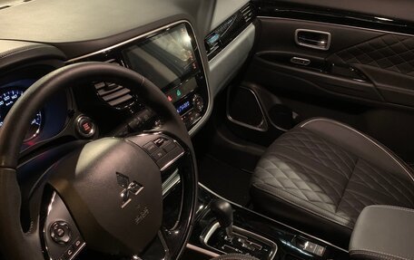 Mitsubishi Outlander III рестайлинг 3, 2022 год, 2 650 000 рублей, 6 фотография