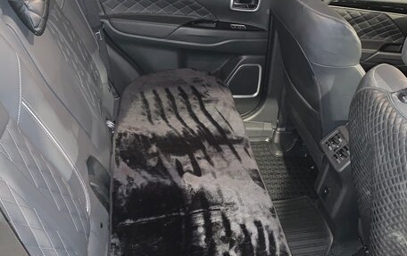 Mitsubishi Outlander III рестайлинг 3, 2022 год, 2 650 000 рублей, 8 фотография