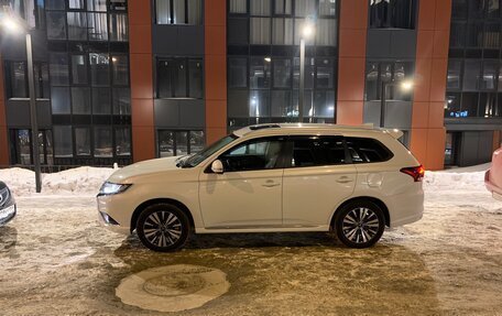 Mitsubishi Outlander III рестайлинг 3, 2022 год, 2 650 000 рублей, 4 фотография