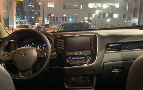 Mitsubishi Outlander III рестайлинг 3, 2022 год, 2 650 000 рублей, 12 фотография