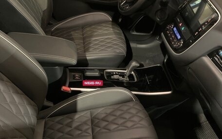 Mitsubishi Outlander III рестайлинг 3, 2022 год, 2 650 000 рублей, 10 фотография