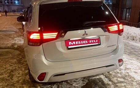 Mitsubishi Outlander III рестайлинг 3, 2022 год, 2 650 000 рублей, 3 фотография