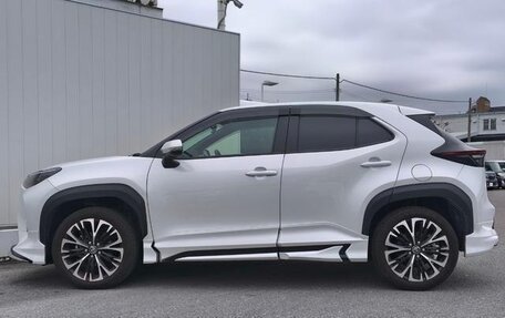 Toyota Yaris Cross, 2022 год, 1 565 000 рублей, 2 фотография