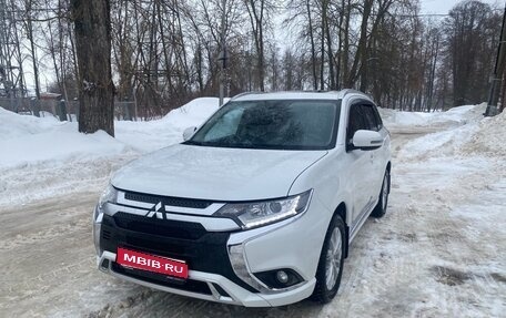 Mitsubishi Outlander III рестайлинг 3, 2022 год, 2 800 000 рублей, 1 фотография