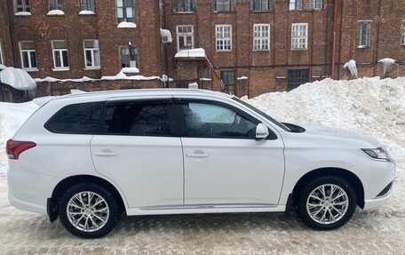 Mitsubishi Outlander III рестайлинг 3, 2022 год, 2 800 000 рублей, 3 фотография