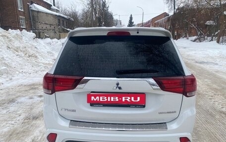 Mitsubishi Outlander III рестайлинг 3, 2022 год, 2 800 000 рублей, 2 фотография