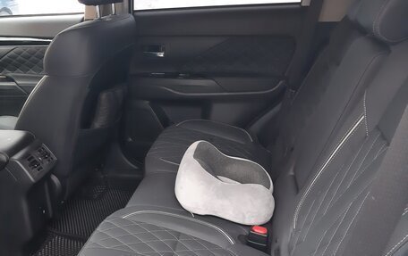 Mitsubishi Outlander III рестайлинг 3, 2022 год, 2 800 000 рублей, 10 фотография