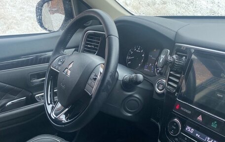 Mitsubishi Outlander III рестайлинг 3, 2022 год, 2 800 000 рублей, 7 фотография