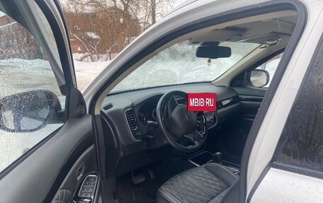 Mitsubishi Outlander III рестайлинг 3, 2022 год, 2 800 000 рублей, 4 фотография