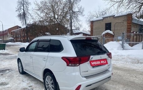 Mitsubishi Outlander III рестайлинг 3, 2022 год, 2 800 000 рублей, 6 фотография