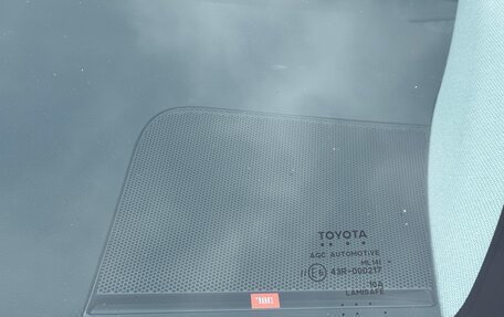 Toyota Prius IV XW50, 2018 год, 1 935 000 рублей, 12 фотография