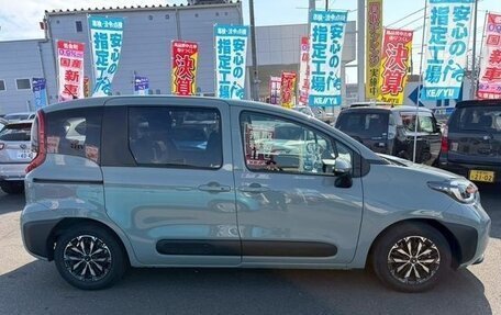 Toyota Sienta, 2022 год, 1 390 000 рублей, 8 фотография