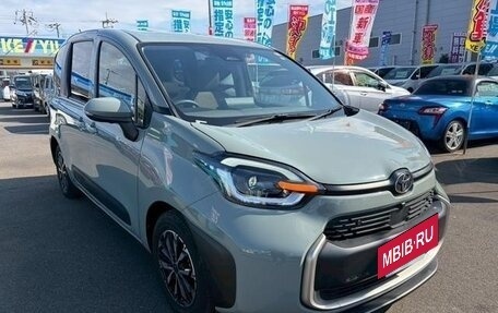 Toyota Sienta, 2022 год, 1 390 000 рублей, 2 фотография