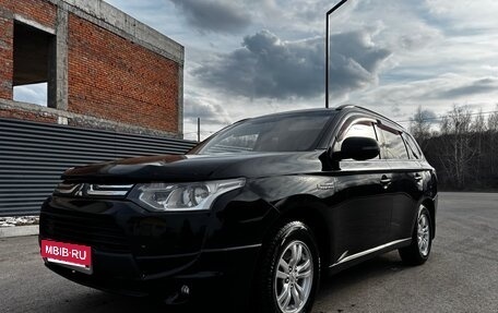 Mitsubishi Outlander III рестайлинг 3, 2013 год, 1 392 000 рублей, 2 фотография