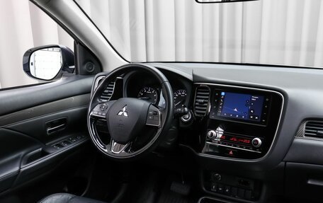 Mitsubishi Outlander III рестайлинг 3, 2020 год, 2 490 000 рублей, 7 фотография