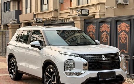 Mitsubishi Outlander, 2022 год, 3 610 000 рублей, 2 фотография