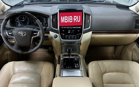 Toyota Land Cruiser 200, 2016 год, 4 999 000 рублей, 21 фотография