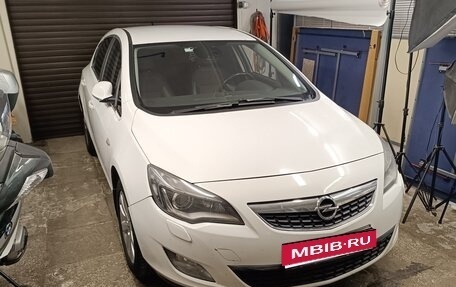 Opel Astra J, 2011 год, 560 000 рублей, 2 фотография