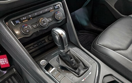 Volkswagen Tiguan II, 2018 год, 3 200 000 рублей, 21 фотография