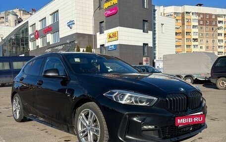 BMW 1 серия, 2022 год, 1 800 000 рублей, 3 фотография