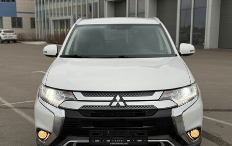 Mitsubishi Outlander III рестайлинг 3, 2020 год, 2 400 000 рублей, 2 фотография