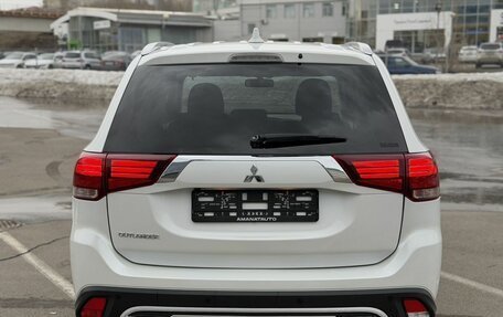 Mitsubishi Outlander III рестайлинг 3, 2020 год, 2 400 000 рублей, 5 фотография