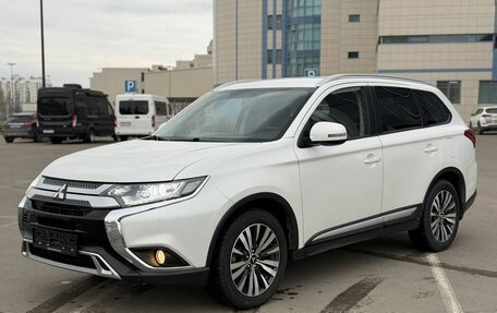 Mitsubishi Outlander III рестайлинг 3, 2020 год, 2 400 000 рублей, 3 фотография