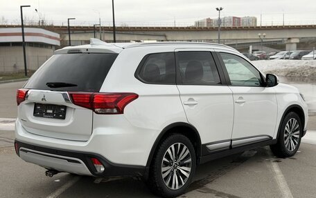 Mitsubishi Outlander III рестайлинг 3, 2020 год, 2 400 000 рублей, 6 фотография