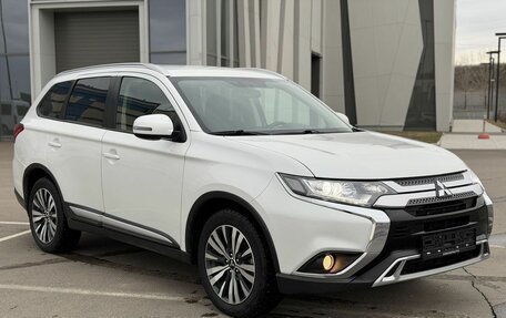 Mitsubishi Outlander III рестайлинг 3, 2020 год, 2 400 000 рублей, 7 фотография