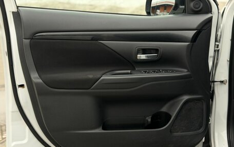 Mitsubishi Outlander III рестайлинг 3, 2020 год, 2 400 000 рублей, 10 фотография